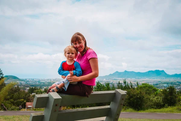 Mor och liten son resa i naturen av Mauritius — Stockfoto