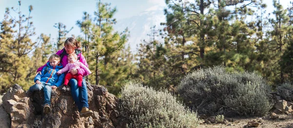 Lycklig mor med barn reser i naturen, familj på Kanarieöarna, Spanien — Stockfoto