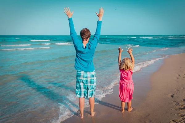 Šťastný otec s malou dcerou na pláži — Stock fotografie