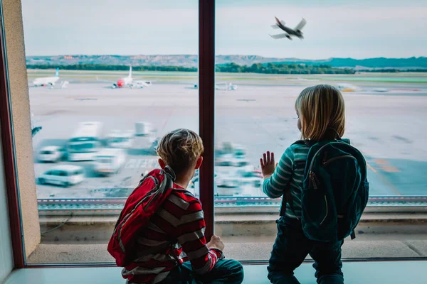 Barn - pojke och flicka - väntar på flygplan på flygplatsen — Stockfoto