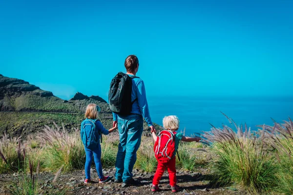 Батько і діти похід по природі, сім'я в горах біля моря — стокове фото