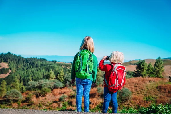 Crianças-duas meninas-viagem em montanhas, férias em família — Fotografia de Stock
