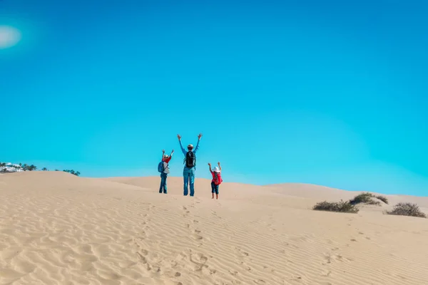 Happy family in dunes of Maspalomas, Spain — Stock fotografie