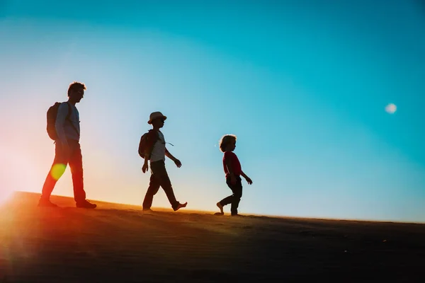 Siluety otce se synem a dcerou při západu slunce — Stock fotografie