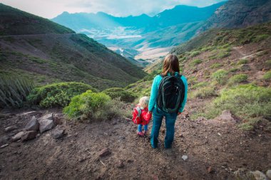 Anne ve küçük kızı dağlarında seyahat