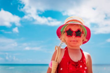 plaj tatil çanta ile sevimli küçük kız