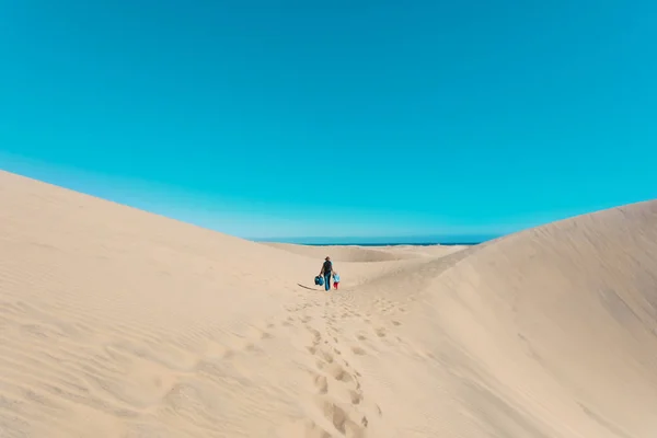 Mother and little daughter walk in dunes of Maspalomas, Spain — стокове фото