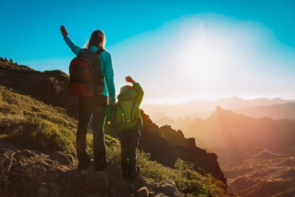 Happy mother and daughter travel in sunset mountains — Stock fotografie