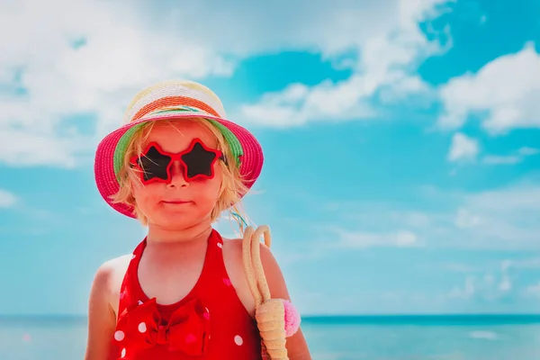 Χαριτωμένο μικρό κορίτσι με τσάντα στην παραλία διακοπές — Φωτογραφία Αρχείου