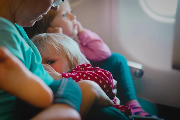 Matka gospodarstwa słodkie dziecko w locie, podróże rodzinne samolotem — Zdjęcie stockowe