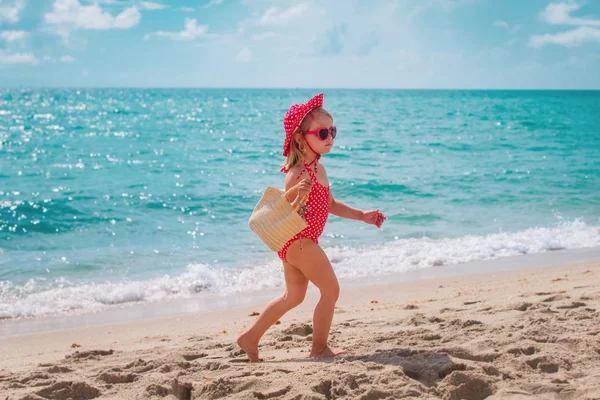 Schattig klein meisje met strand tas op zee vakantie — Stockfoto