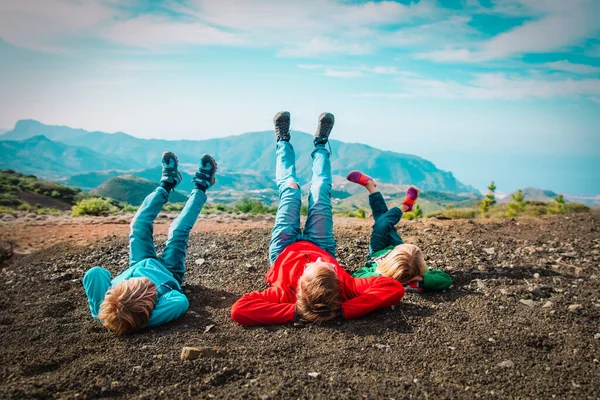 Lycklig far med barn koppla av i bergen, natur resor — Stockfoto
