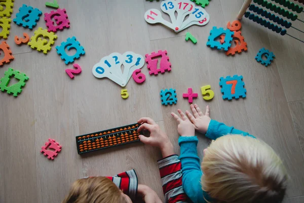 Enfants apprenant des nombres, garçon et fille comptant sur abaque — Photo