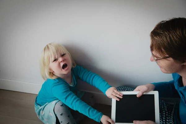Dator beroende- far tar touch pad från liten flicka — Stockfoto