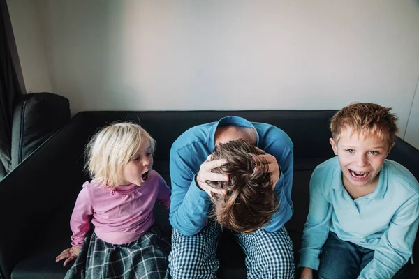 Barn skriker och väsnas medan far är stressad och trött — Stockfoto