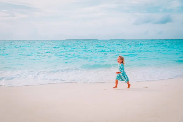 Feliz bonito menina executado na praia de areia, criança desfrutar de férias — Fotografia de Stock
