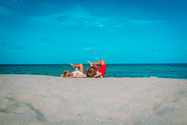 Kleine jongen en meisje ontspannen op tropisch strand — Stockfoto