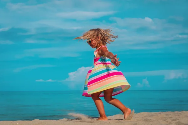 Cute little girl dance and play at summer beach — Stock fotografie