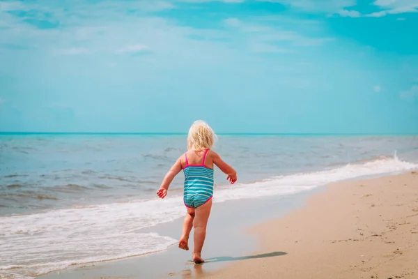 Little girl going to swim at beach vacation — Stockfoto