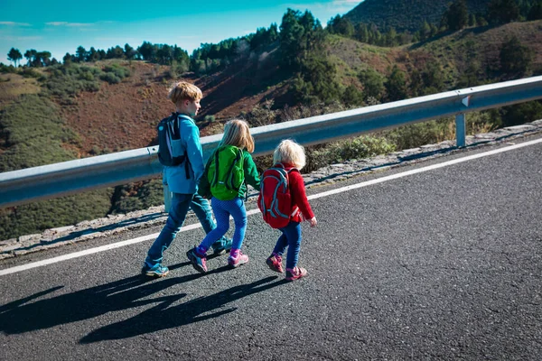 Παιδιά ταξιδεύουν οδικώς στα βουνά, οικογενειακές διακοπές στη φύση — Φωτογραφία Αρχείου