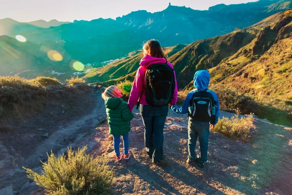 Šťastná rodinná matka s dětmi-cestování v horách západu slunce — Stock fotografie