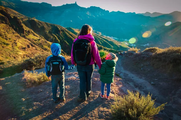 Heureux famille mère avec enfants- Voyage dans les montagnes du coucher du soleil — Photo