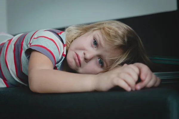 伤心哭泣的孩子，痛苦的孩子，压力 — 图库照片
