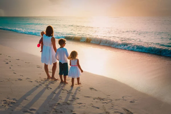 Madre con niños caminar en la playa de arena — Foto de Stock