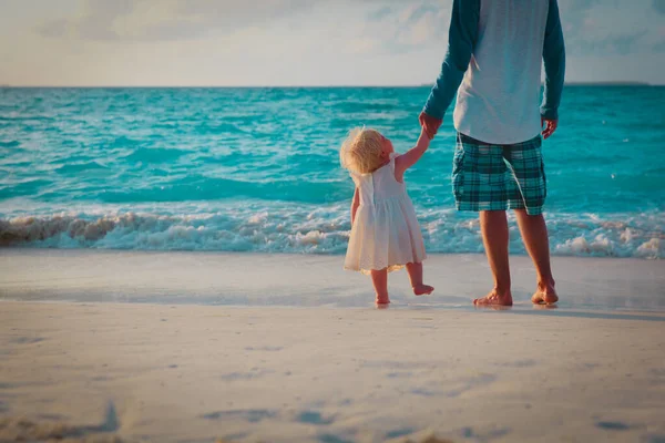 Padre e hija pequeña caminan en la playa, concepto de crianza — Foto de Stock