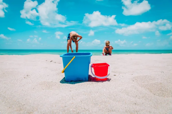Písek hračky a děti hrát na pláži dovolená — Stock fotografie
