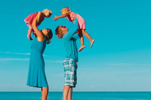 Gelukkig familie met kinderen spelen op het strand — Stockfoto