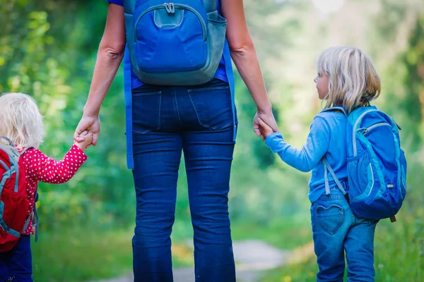 Mère avec deux enfants vont à l'école ou voyagent dans la nature — Photo