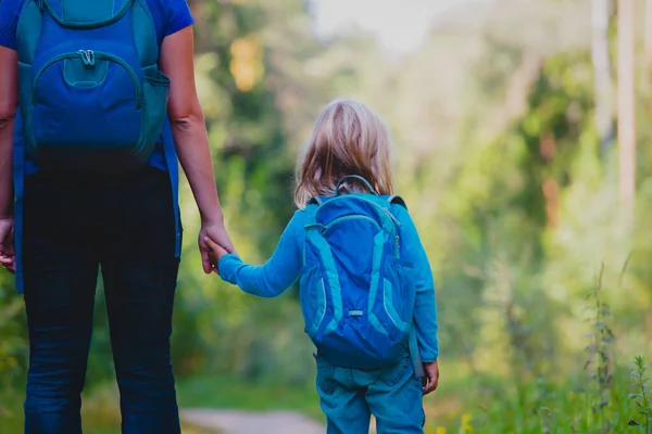 Mãe com filha pequena ir para a escola na natureza — Fotografia de Stock