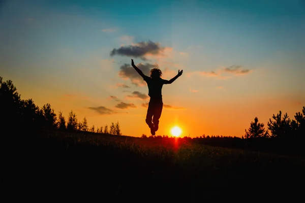 Menino feliz pulando no céu por do sol, criança desfrutar da natureza — Fotografia de Stock
