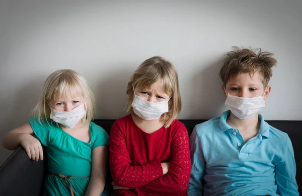 Kinder mit Masken, Quarantäne zu Hause, Virus oder Infektion — Stockfoto