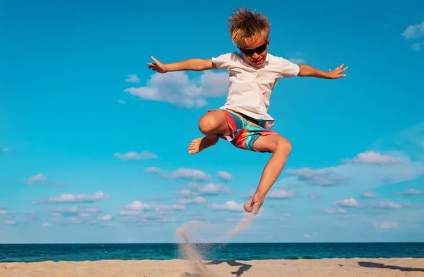 Menino feliz jogar na praia, criança desfrutar de férias no mar — Fotografia de Stock