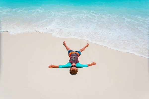 Menino relaxar em férias de praia tropical — Fotografia de Stock