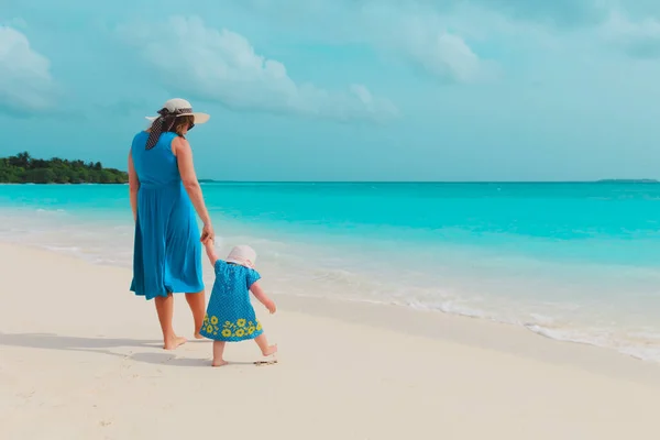 Mãe e filhinha andando na praia — Fotografia de Stock