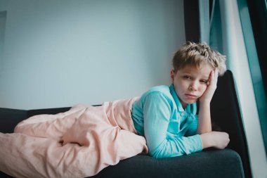 Evde enfeksiyon ya da virüs taşıyan hasta çocuk, kendini izole etme.