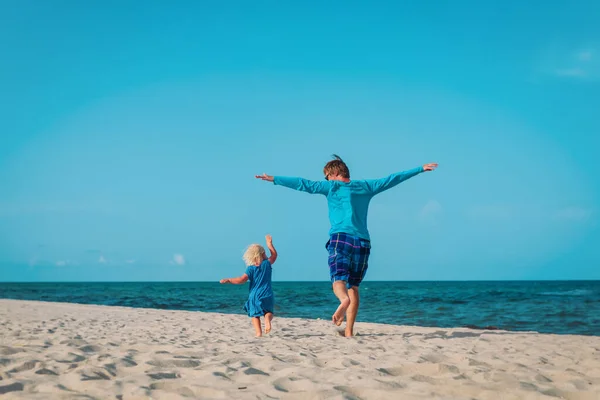 Šťastný otec a malá dcera hrát na pláži — Stock fotografie