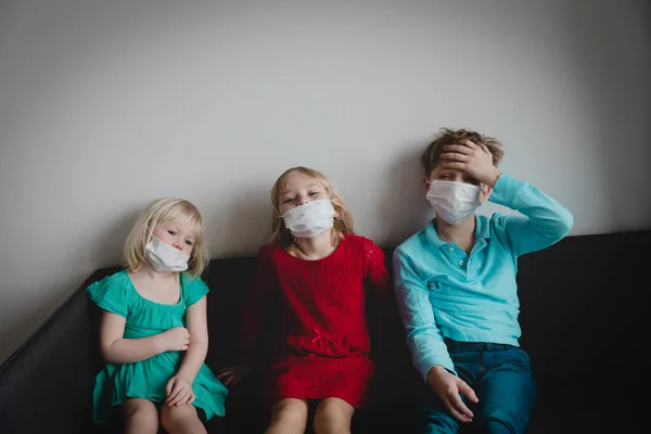 Kinderen met maskers, quarantaine thuis, virus of infectie — Stockfoto