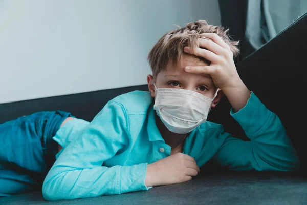 Хвора дитина з інфекцією або вірусом, хлопчик носить маску на карантині вдома — стокове фото