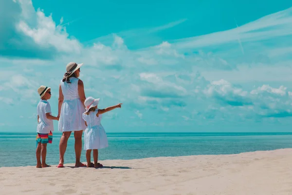 Moeder met zoon en dochter lopen op het strand — Stockfoto