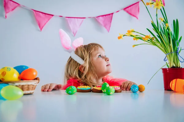 Cute little girl świętując Wielkanoc w domu — Zdjęcie stockowe