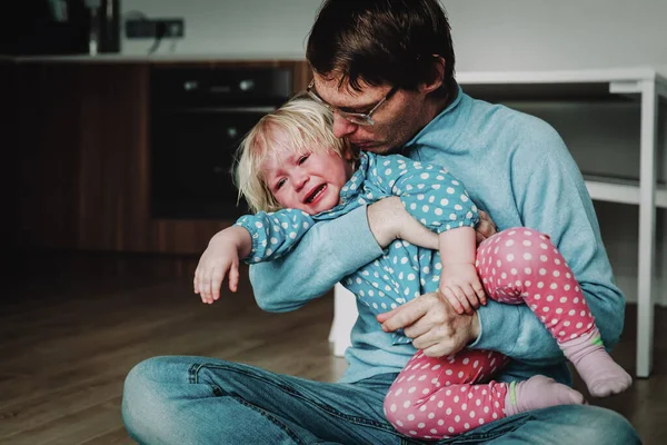 Svårt föräldraskap - pappa försöker trösta skrikande barn — Stockfoto