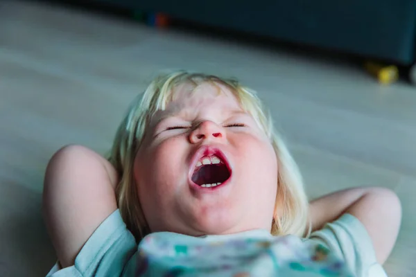 Triste choro criança, criança em casa doente, gritando bebê — Fotografia de Stock