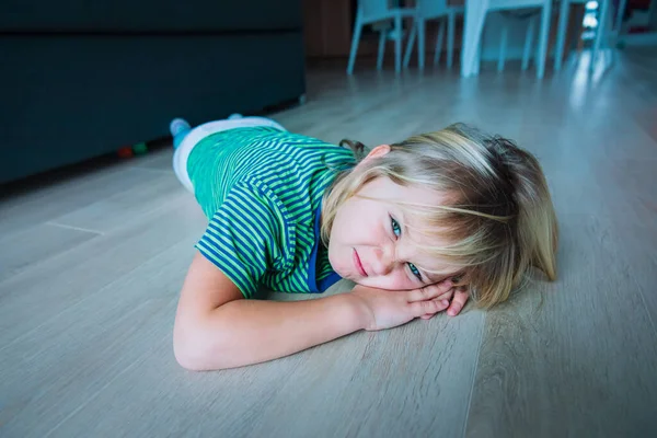 Menina saudades de casa, criança cansada e entediada — Fotografia de Stock
