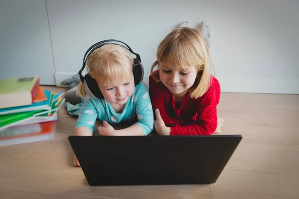 Chicas lindas con auriculares haciendo juegos educativos en la computadora, aprendizaje en línea —  Fotos de Stock