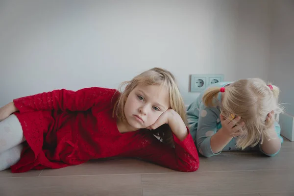 Barn uttråkad och trött på att stanna hemma — Stockfoto