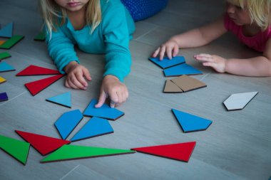 Çocuklar bulmaca oynuyorlar, evde eğitim oyunları oynuyorlar